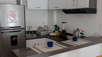 Basic-Studio | Eigene Küche | Kochgeschirr/Geschirr/Besteck
