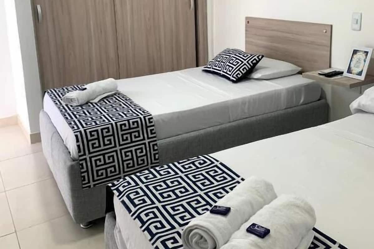 Basic-Dreibettzimmer | Bügeleisen/Bügelbrett, Reisekinderbett, Bettwäsche, Rollstuhlgeeignet