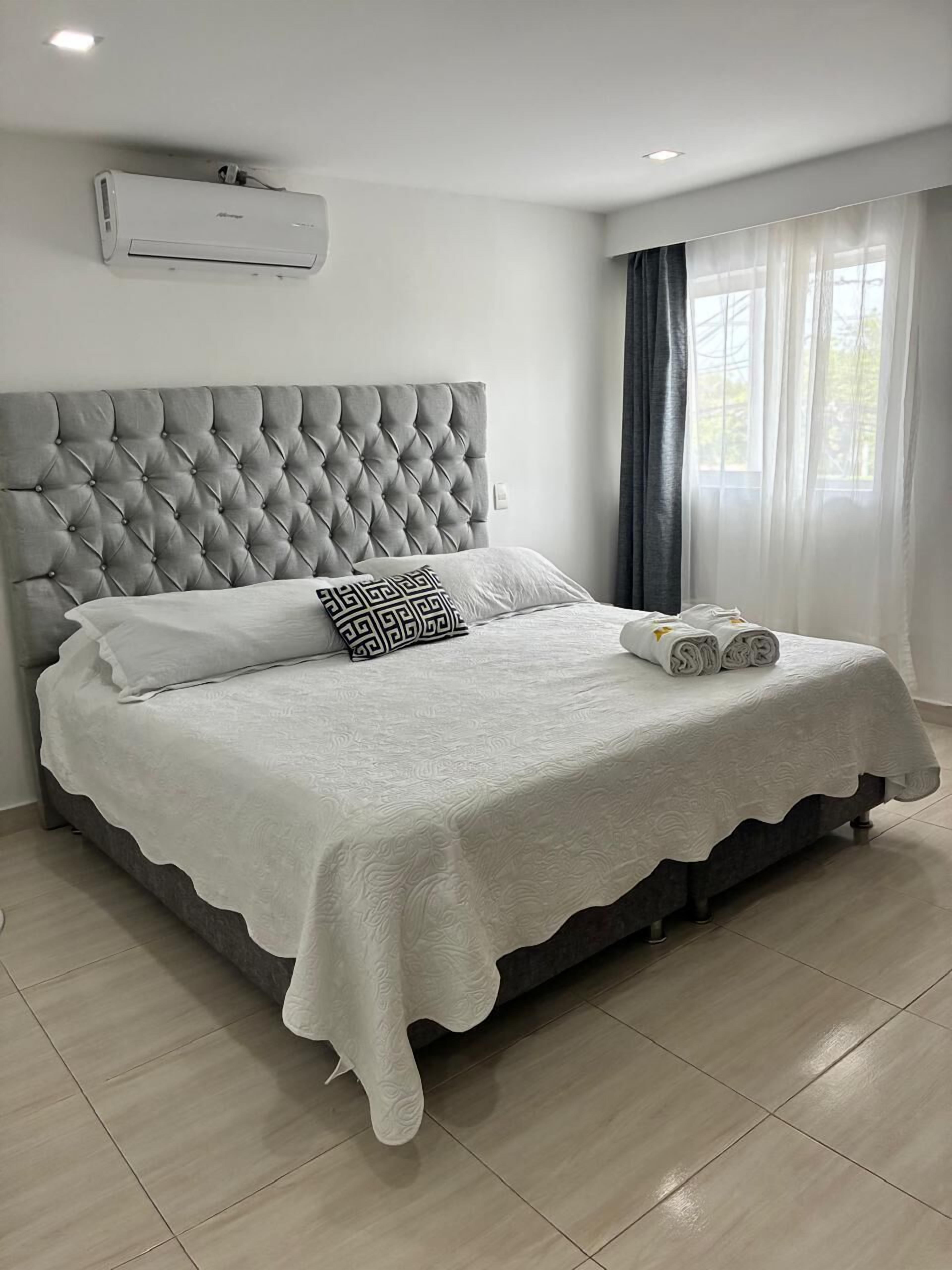 Tabla de planchar con plancha y ropa de cama 