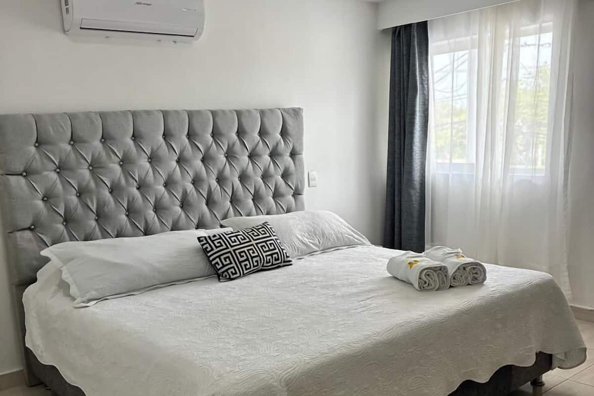 Quarto casal luxo | Ferros/tábuas de passar roupa, roupa de cama