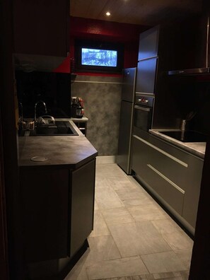 Fridge, dishwasher, cookware/dishes/utensils