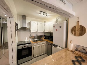 Fridge, dishwasher, cookware/dishes/utensils