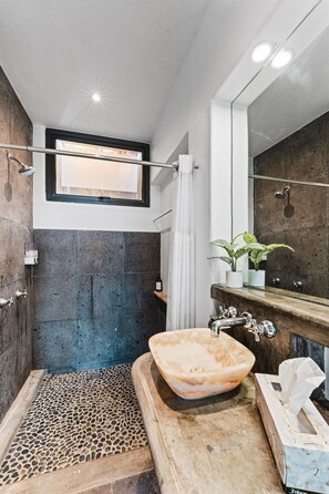 Douche, sèche-cheveux, serviettes fournies