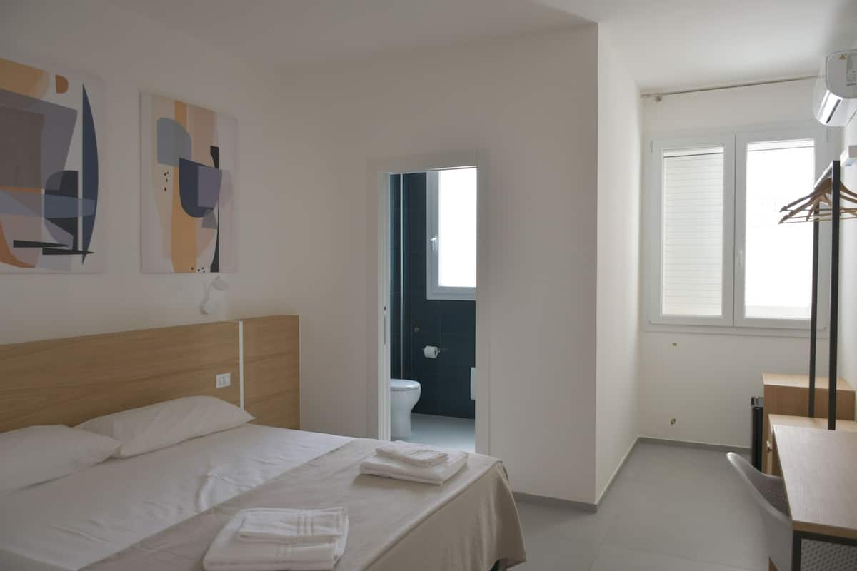 Traditional Room | Desk, laptop workspace, free WiFi, bed sheets