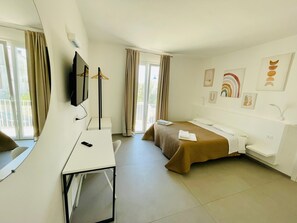 書桌、手提電腦工作空間、免費 Wi-Fi、床單