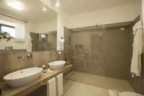 Shower, hair dryer, bidet, towels - Accommodation with kitchen and 2 bedrooms + bathroom in a farmhouse near the sea (salve)
