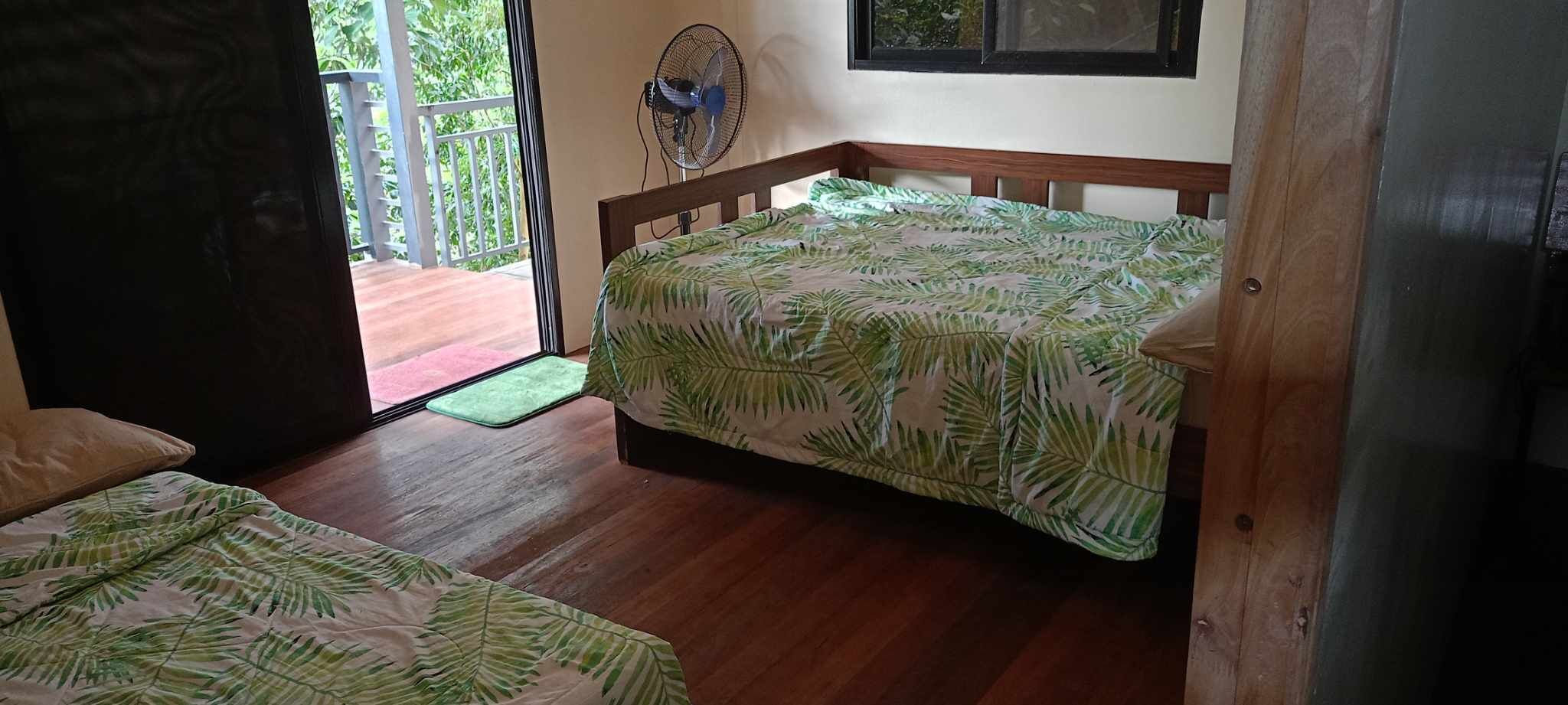 2 bedrooms, desk, WiFi, bed sheets