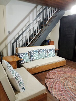 Een smart-tv, een open haard en boeken