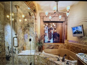 Hair dryer, towels, soap, shampoo - Tahoe Donner Get Away with hot tub (Truckee)