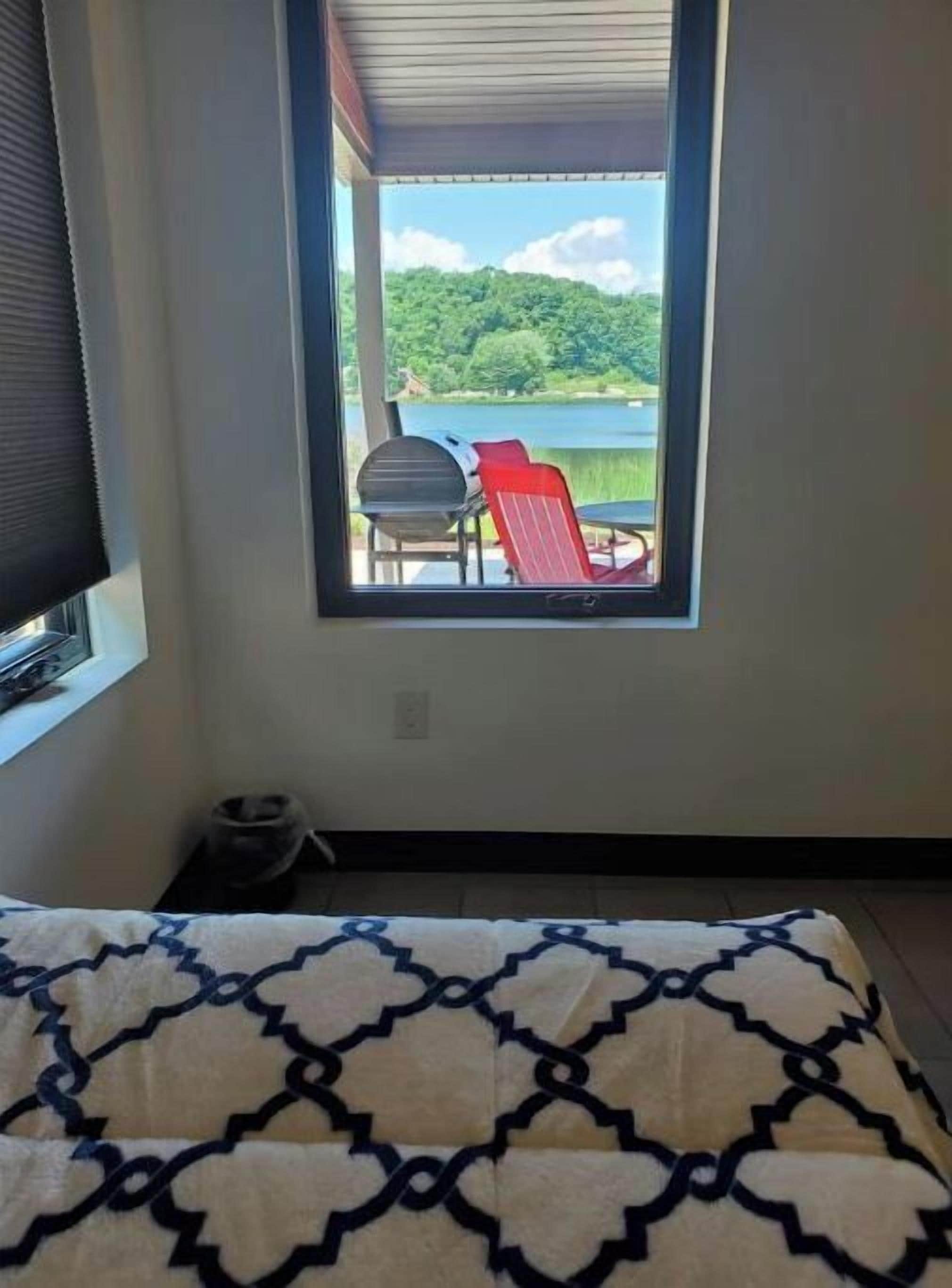 2 bedrooms, desk, free WiFi, bed sheets