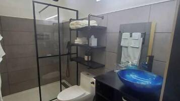 Douche, séchoir à cheveux, serviettes fournies, savon