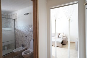 Dusche, Haartrockner, Bidet, Handtücher