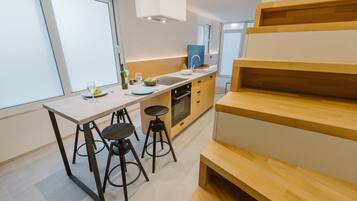 Coffee/tea maker, fridge, microwave, oven
