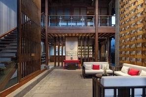Bar (on property) - Huayu Donglin Boutique Holiday Hotel (Lijiang)
