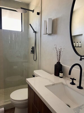 Dusche, Haartrockner, Handtücher, Seife