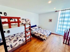 3 habitaciones, tabla de planchar con plancha, wifi y ropa de cama 