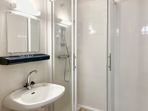 Baignoire, sĂšche-cheveux, serviettes fournies