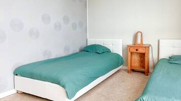 1 slaapkamer, een strijkplank/strijkijzer, beddengoed