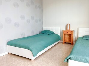 1 makuuhuone, silitysrauta/-lauta, vuodevaatteet