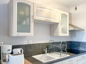 Jääkaappi, mikroaaltouuni, uuni, kahvin-/teenkeitin