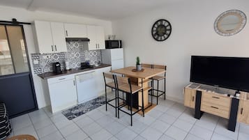 Kühlschrank, Mikrowelle, Herdplatte, Geschirrspüler