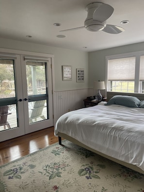 5 bedrooms, desk, iron/ironing board, travel crib