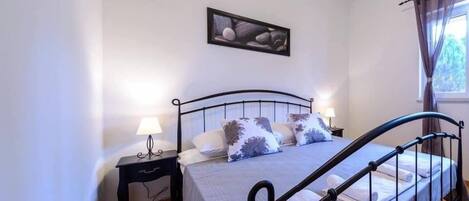 2 bedrooms, iron/ironing board, WiFi, bed sheets