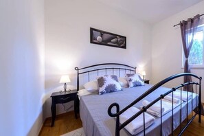 2 bedrooms, iron/ironing board, WiFi, bed sheets