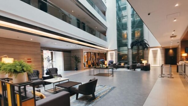 A spacious lobby with a high ceiling, modern furniture, and a large window providing natural light. - Homeinn Plus Hotel (Suzhou Fenhu Luxin Avenue) (Suzhou)