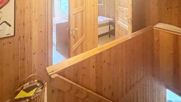 Un interior de madera con una escalera que conduce a un dormitorio.