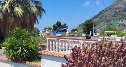 Villa Selenia, completamente autonoma a pochi metri dal mare!