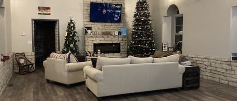 TV connectée, cheminée, jeux vidéo, livres