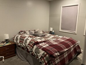 3 bedrooms, free WiFi, bed sheets - Unique one room limestone schoolhouse (Eskridge)