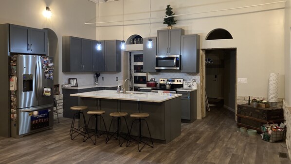 Refrigerador, microondas, horno y parrilla de estufa