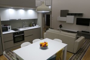 Frigorifero, microonde, forno, piano cottura