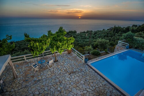 Private villa w/pool, seaviews, magical sunsets-Eleni