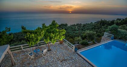 Private villa w/pool, seaviews, magical sunsets-Eleni