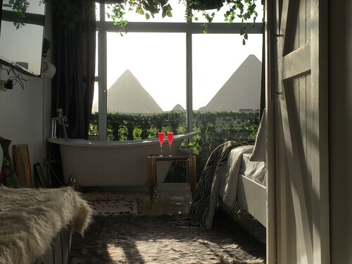 Pyramids view apartment with hot tub jacuzzi