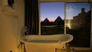 Toallas, jabón, shampoo, papel higiénico