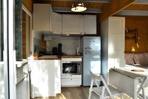 Refrigerador, microondas, horno, placa de cocina