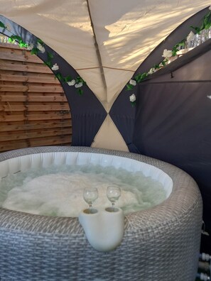 Outdoor spa tub - Chalet with private spa, garden, all within walking distance. (Saint-Rémy-de-Provence)