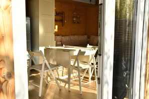 Outdoor dining - Chalet with private spa, garden, all within walking distance. (Saint-Rémy-de-Provence)