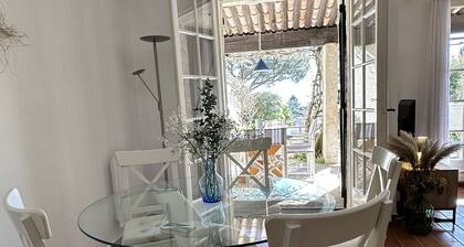 Pretty Provencal mas with sea view.