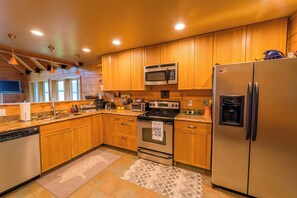 Private kitchen - Charming 3-bedroom cabin in peaceful Hat Island getaway (Hat Island)