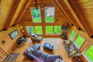 Living area - Charming 3-bedroom cabin in peaceful Hat Island getaway (Hat Island)