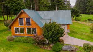 Exterior - Charming 3-bedroom cabin in peaceful Hat Island getaway (Hat Island)