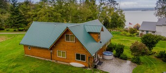 Charming 3-bedroom cabin in peaceful Hat Island getaway