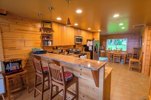 Private kitchen - Charming 3-bedroom cabin in peaceful Hat Island getaway (Hat Island)