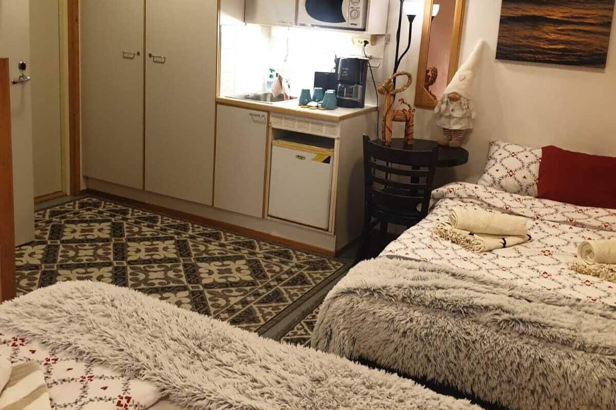 Perhehuone | Yksilöllisesti sisustettu, yksilöllisesti kalustettu, työpöytä