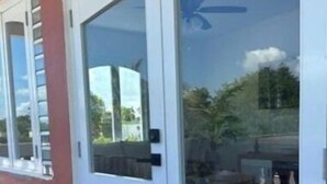 A building with white-framed windows and a red exterior wall. - The Enchanted Pearl come immerse yourself in relaxation and crystal clear waters (Vega Baja)